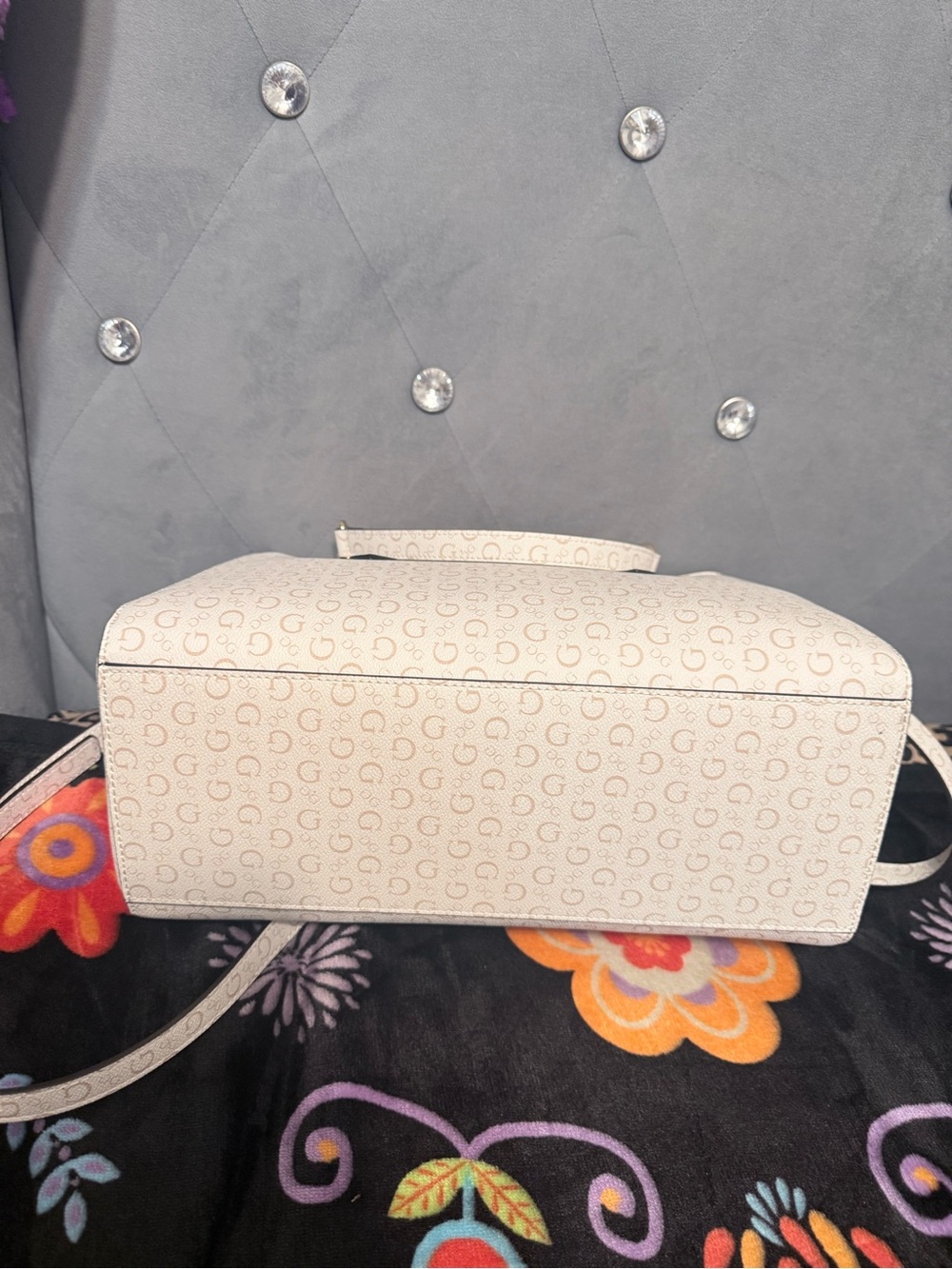 Guess White Monogram Shoulder Bag with Gold Chain Details - Picture 15 of 16
